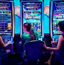 Ilustrasi ikon data dan privacy policy pada platform hiburan online
